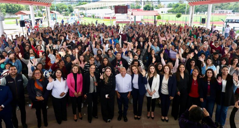 El alcalde de Tlalnepantla Raciel Pérez Cruz da herramientas a mujeres para autoempleo