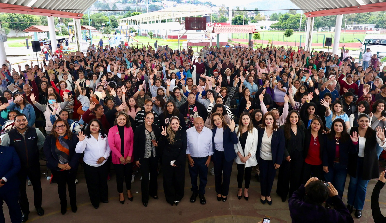 El alcalde de Tlalnepantla Raciel Pérez Cruz da herramientas a mujeres para autoempleo