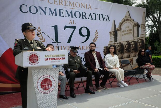 La Mayor Dolores de Sota Riva Uribe, presidenta en turno del Consejo de Participación Ciudadana de Lomas del Huizachal, en homenaje a Niños Héroes