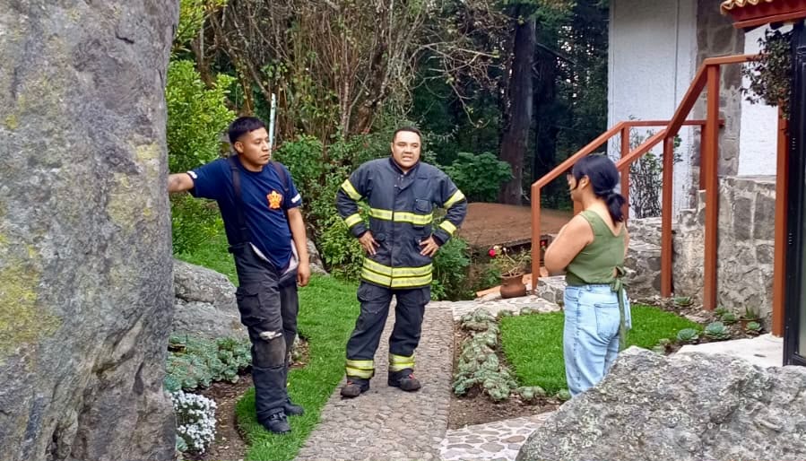 Protección Civil de Naucalpan rescata a mujer en Villa Alpina