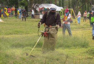 Poda y retiro de maleza en el parque Naucalli por el gobierno municipal de Naucalpan