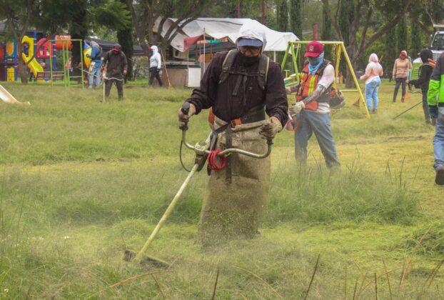 Poda y retiro de maleza en el parque Naucalli por el gobierno municipal de Naucalpan