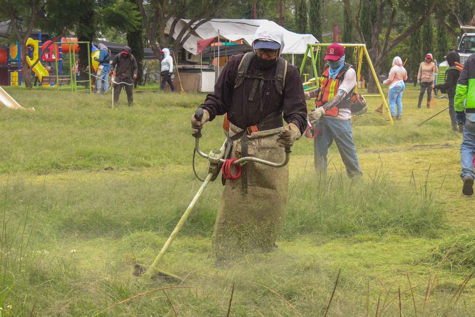 Poda y retiro de maleza en el parque Naucalli por el gobierno municipal de Naucalpan