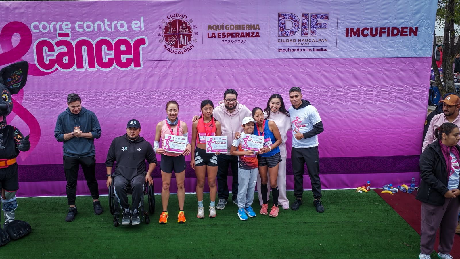 Isaac Montoya premia la carrera Corre Contra el Cáncer de Naucalpan