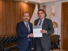 Pedro Rodríguez Villegas recibe certificado de la reciente calificación testifica la mejora financiera