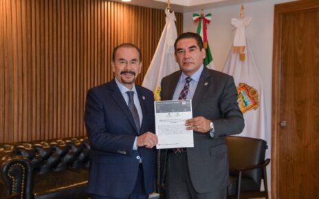 Pedro Rodríguez Villegas recibe certificado de la reciente calificación testifica la mejora financiera