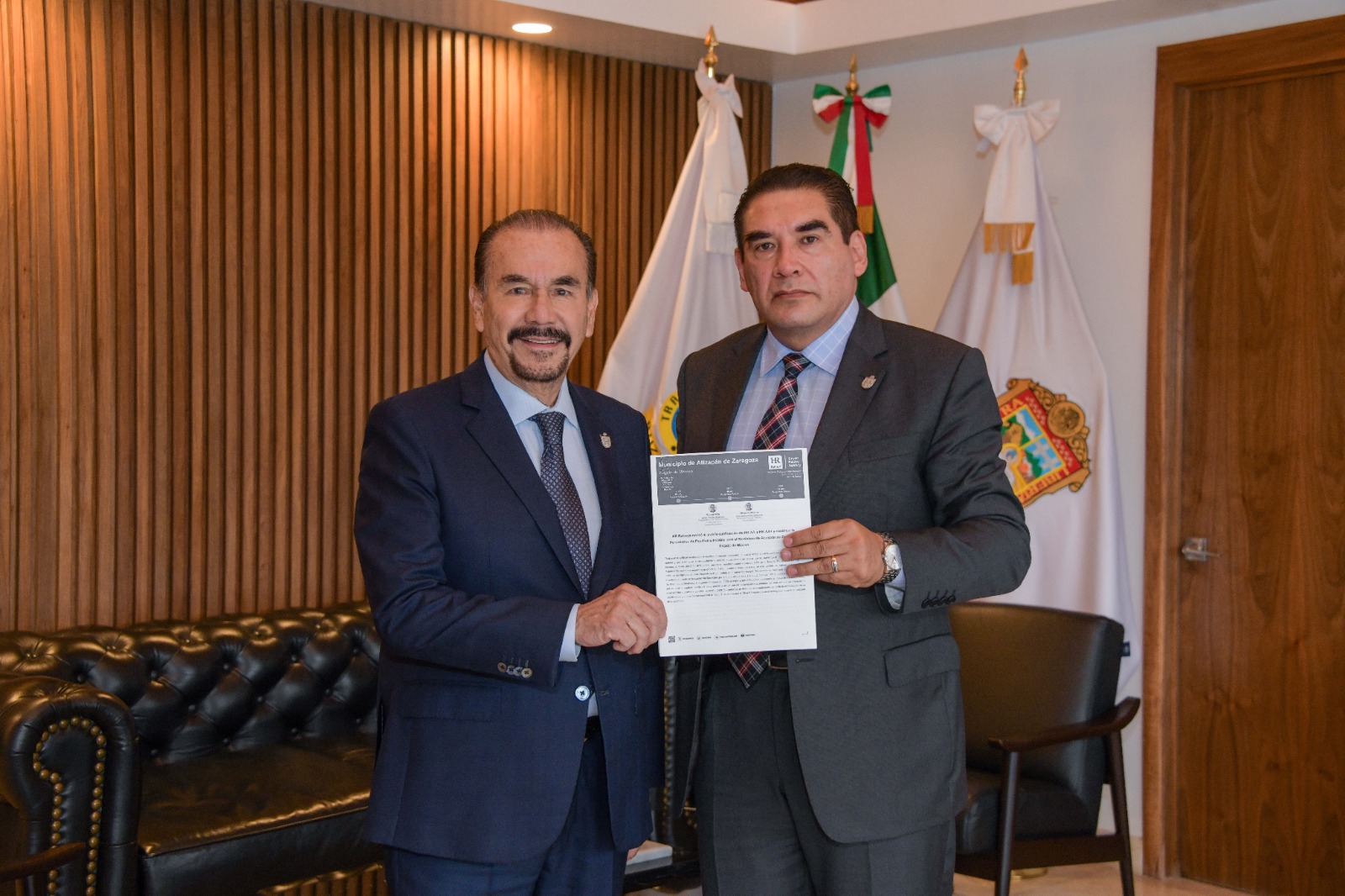 Pedro Rodríguez Villegas recibe certificado de la reciente calificación testifica la mejora financiera